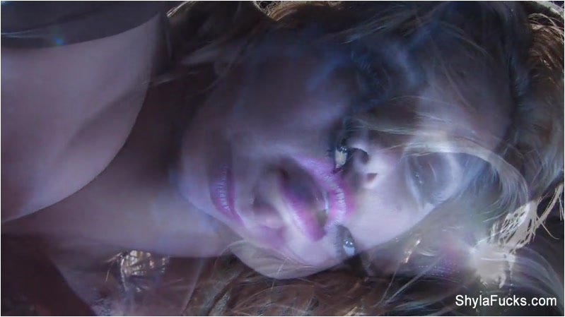 Busty Blonde Shyla's Smoking Hot Tease 720p [124.10 MB]