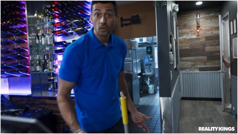 RKPrime 25 06 29 Dez Hansen Pizza Shop Study Break 1080p
