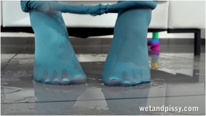 WetAndPissy 25 09 30 Vicky Menege Pissy Pantyhose 1080p
